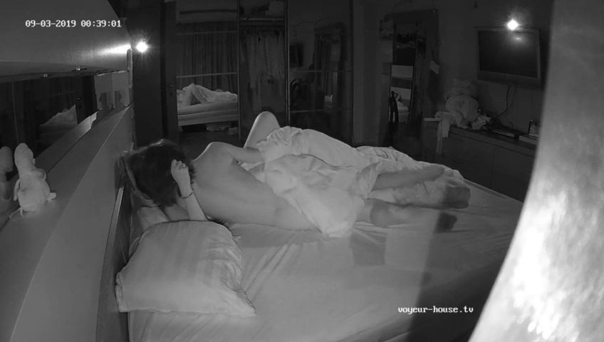Домашнее порно лесбиянок на огромной кровати перед камерой онлайн